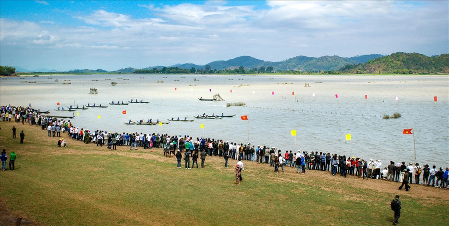 Đua thuyền độc mộc.