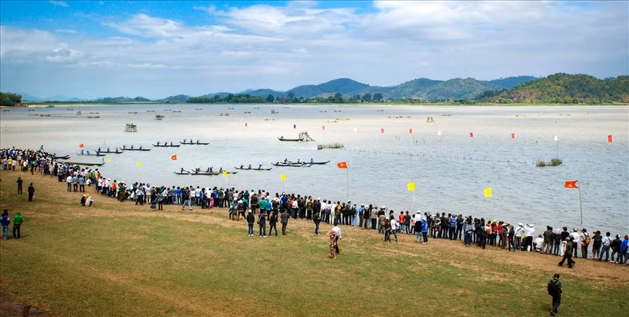 Đua thuyền độc mộc.