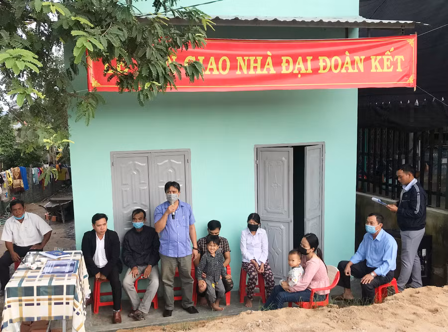 Quang cảnh buổi lễ trao nhà. Ảnh: Bích Hương Quang cảnh buổi lễ trao nhà. Ảnh: Bích Hương