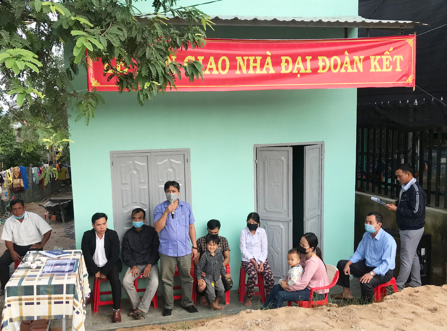 Quang cảnh buổi lễ trao nhà. Ảnh: Bích Hương Quang cảnh buổi lễ trao nhà. Ảnh: Bích Hương