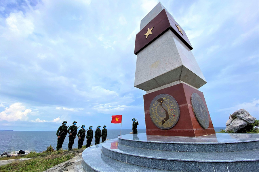 Tổ tuần tra của Đồn biên phòng Thổ Châu thực hiện nghi lễ chào và giới thiệu về mốc chủ quyền trên đảo Hòn Nhạn. Ảnh: M.T.H