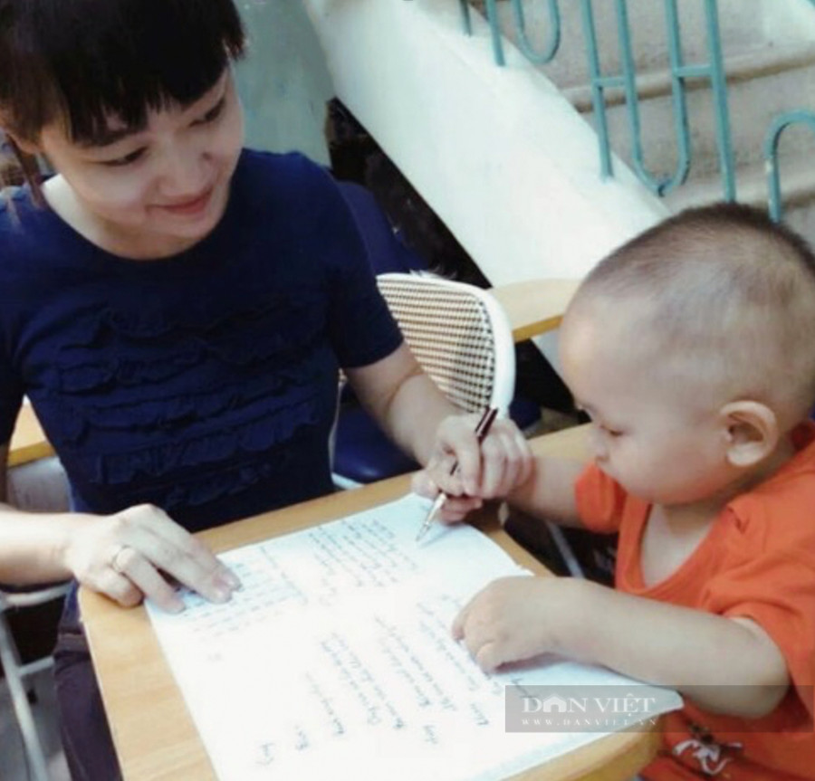 Từ khi gần 2 tuổi, Thiên Anh đã đòi cầm bút ngồi học. Ảnh: NVCC Từ khi gần 2 tuổi, Thiên Anh đã đòi cầm bút ngồi học. Ảnh: NVCC