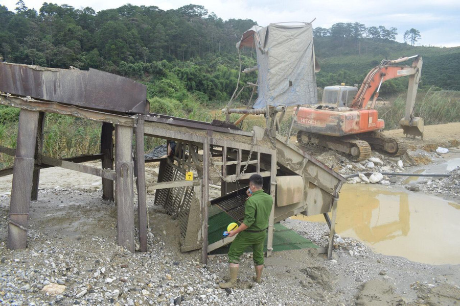Cơ quan Công an phát hiện vụ khai thác, tuyển quặng vàng trái phép tại xã Tà Năng, H.Đức Trọng. Ảnh: CA cung cấp