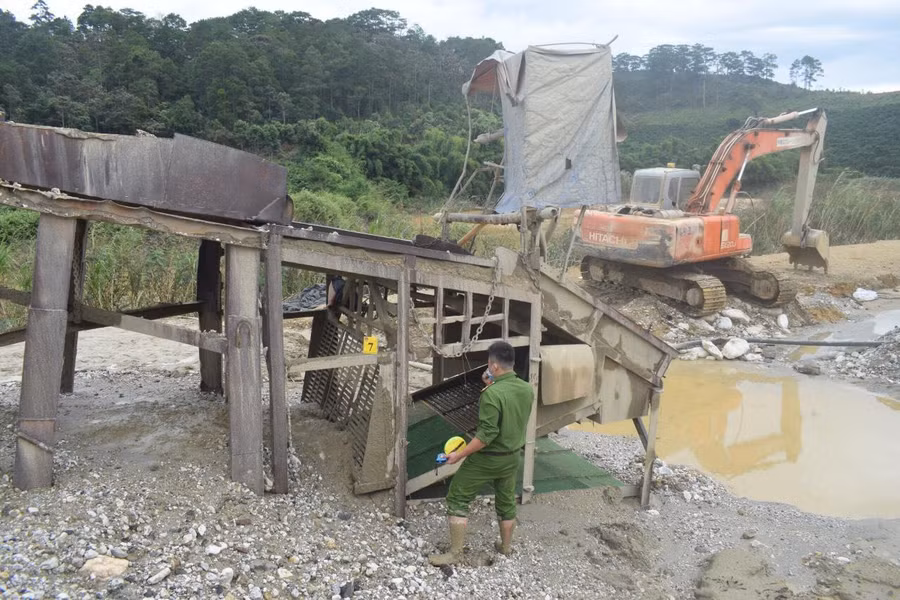 Cơ quan Công an phát hiện vụ khai thác, tuyển quặng vàng trái phép tại xã Tà Năng, H.Đức Trọng. Ảnh: CA cung cấp