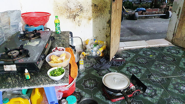 Cuộc sống công nhân trong phòng trọ chật hẹp.