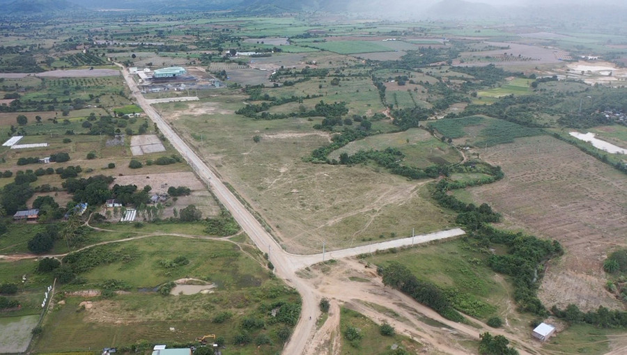 Khu công nghiệp Ia Sao (thị xã Ayun Pa) đã đầu tư cơ sở hạ tầng đang chờ đón các nhà đầu tư đến triển khai các dự án, giúp địa phương phát triển kinh tế-xã hội. Ảnh: Minh Nguyễn