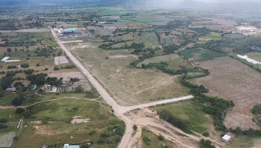 Khu công nghiệp Ia Sao (thị xã Ayun Pa) đã đầu tư cơ sở hạ tầng đang chờ đón các nhà đầu tư đến triển khai các dự án, giúp địa phương phát triển kinh tế-xã hội. Ảnh: Minh Nguyễn