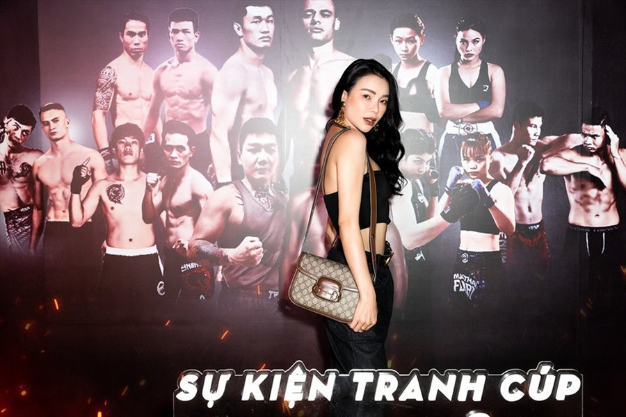 Nữ ca sĩ luôn được đánh giá có gout thời trang sành điệu, biết cách phối đồ để tạo điểm nhấn riêng. Nữ ca sĩ luôn được đánh giá có gout thời trang sành điệu, biết cách phối đồ để tạo điểm nhấn riêng.