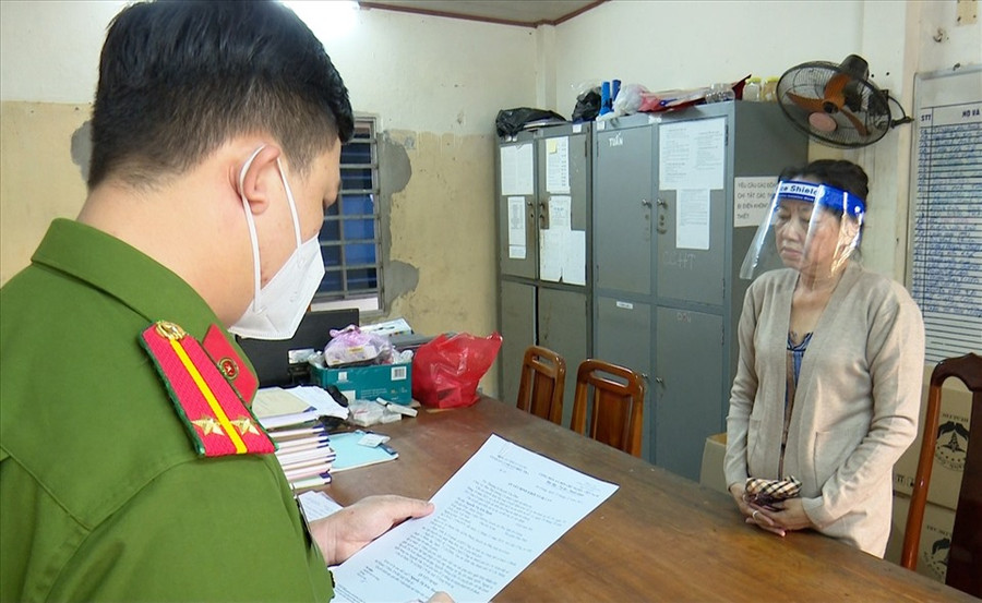 Đọc lệnh khởi tố tội danh rửa tiền đối với trùm buôn lậu Mười Tường. Ảnh: NT