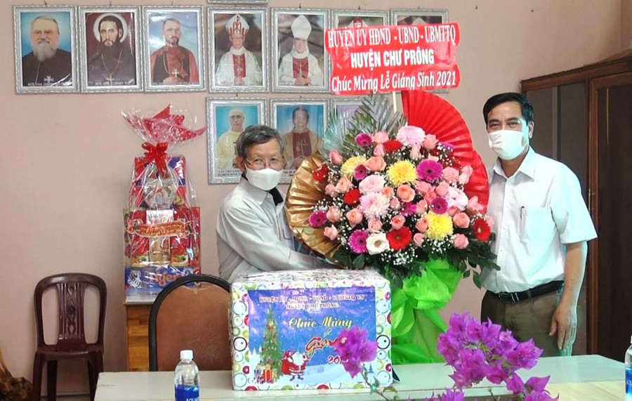Đồng chí Ksor Việt-Huyện ủy viên, Phó Chủ tịch UBND huyện thăm, tặng quà và chúc mừng Lễ Giáng sinh Giáo Xứ Thanh Bình xã Bình Giáo. Ảnh: Hồng Thương