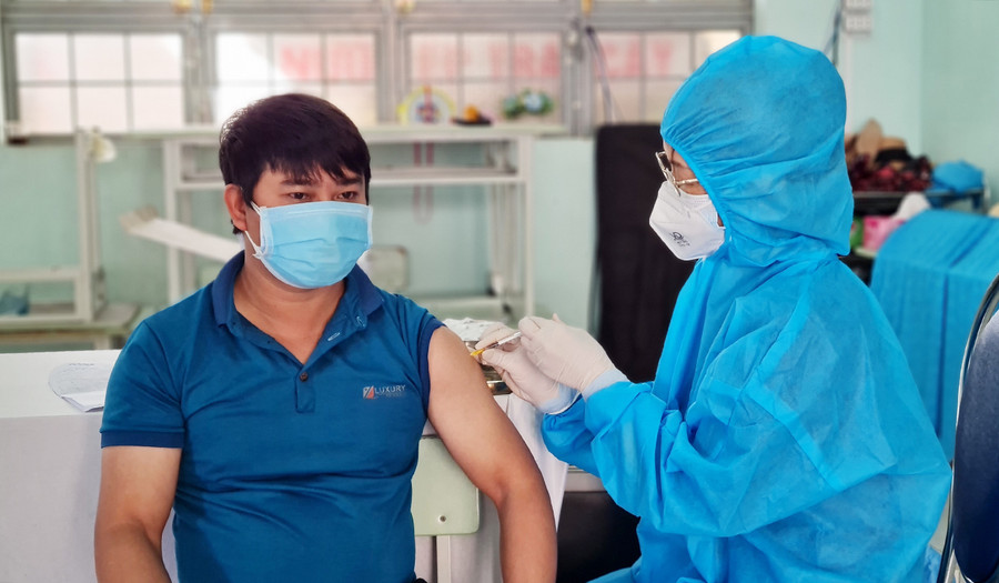 Tiêm vắc xin phòng Covid-19 cho người dân tại điểm tiêm Trường Tiểu học Võ Thị Sáu (phường Hội Thương, TP. Pleiku). Ảnh: Bá Bính Tiêm vắc xin phòng Covid-19 cho người dân tại điểm tiêm Trường Tiểu học Võ Thị Sáu (phường Hội Thương, TP. Pleiku). Ảnh: Bá Bính