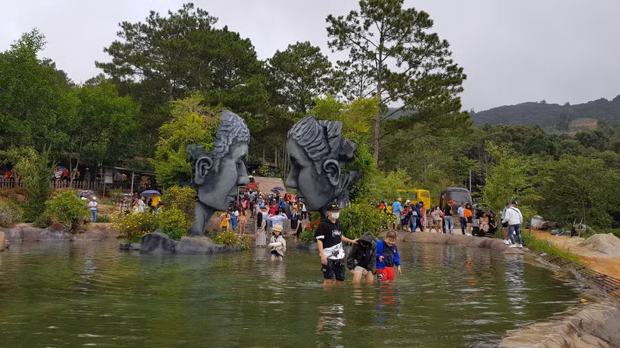 Lượng khách du lịch đến TP.Đà Lạt tham quan, nghỉ dưỡng ngày càng tăng trở lại. Ảnh: Lâm Viên