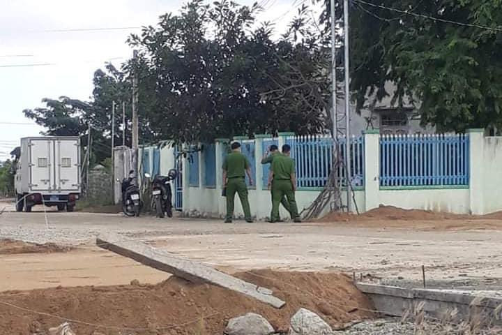 Cơ quan chức năng khám nghiệm hiện trường tại khu vực ông Tỉnh bị điện giật. Ảnh: CTV