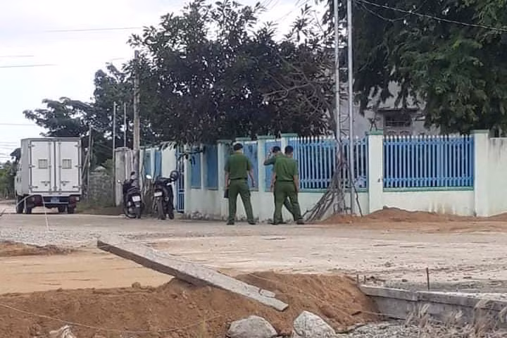 Cơ quan chức năng khám nghiệm hiện trường tại khu vực ông Tỉnh bị điện giật. Ảnh: CTV