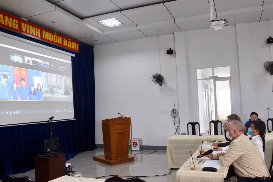 Hội thi “Olympic tiếng Anh” trong học sinh, sinh viên năm học 2021-2022 được tổ chức theo hình thức trực tuyến. Ảnh: Thủy Bình