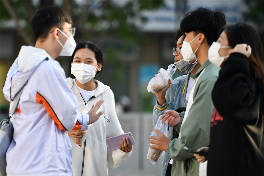 Người dân vui chơi ở trung tâm TPHCM ngày cuối tuần. Ảnh: Thanh Vũ Người dân vui chơi ở trung tâm TPHCM ngày cuối tuần. Ảnh: Thanh Vũ