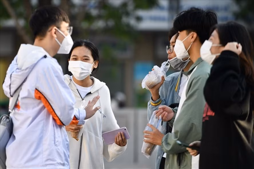 Người dân vui chơi ở trung tâm TPHCM ngày cuối tuần. Ảnh: Thanh Vũ