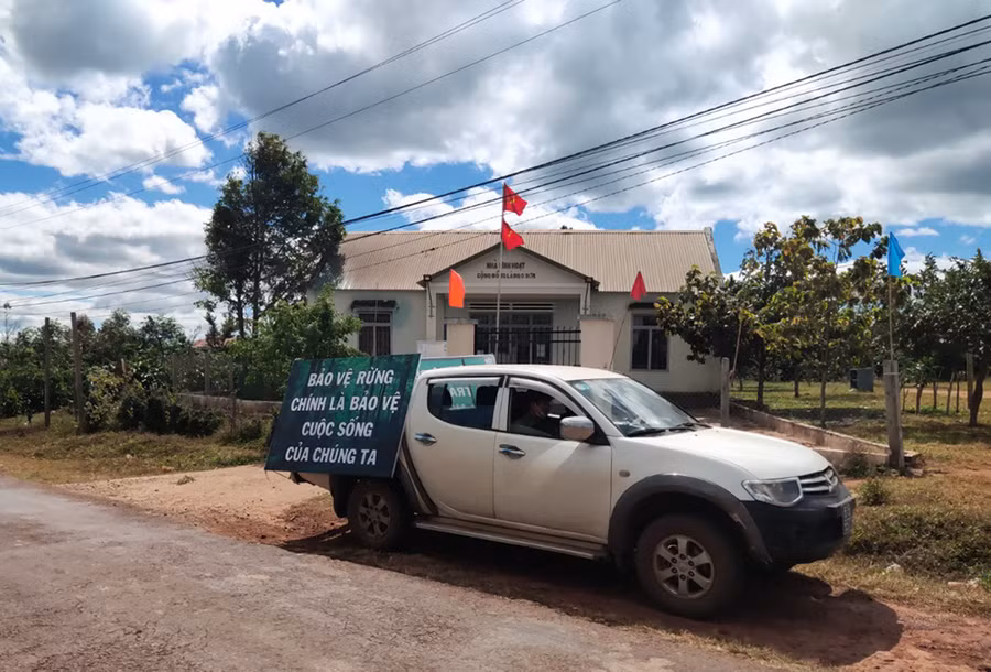  Ban Quản lý rừng phòng hộ Bắc Biển Hồ tuyên truyền lưu động công tác PCCCR trong mùa khô 2021-2022. Ảnh: Nguyễn Diệp