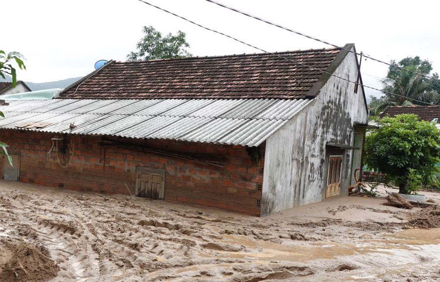  Sạt lở tại núi Cấm (xã Cát Thành, H.Phù Cát, Bình Định) khiến bùn đất vùi lấp nhà dân. Ảnh: Hoàng Trọng
