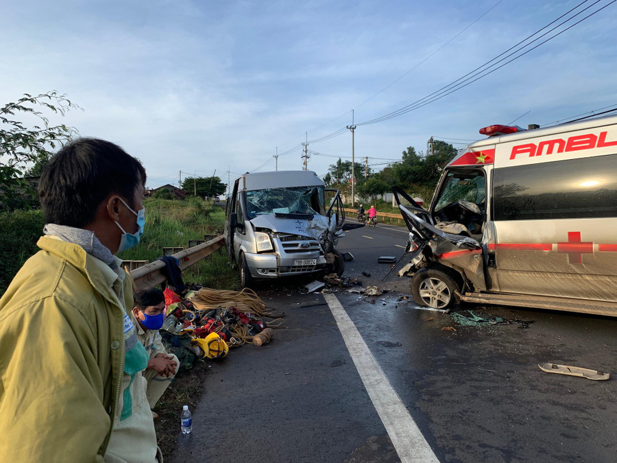 Hiện trường vụ xe khách và xe cứu thương nát đầu sau cú tông trực diện sáng 2.12. Ảnh: Thanh Quân