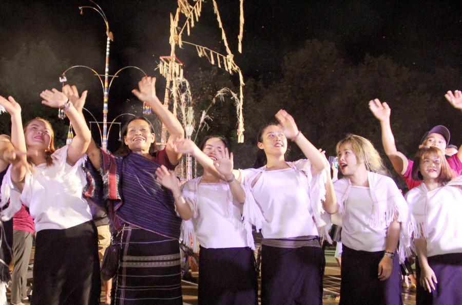 Nghệ nhân ưu tú Touneh Ma Bio (thứ hai từ trái sang) và các học trò. Nghệ nhân ưu tú Touneh Ma Bio (thứ hai từ trái sang) và các học trò.