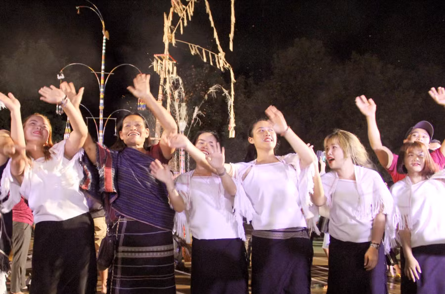 Nghệ nhân ưu tú Touneh Ma Bio (thứ hai từ trái sang) và các học trò.