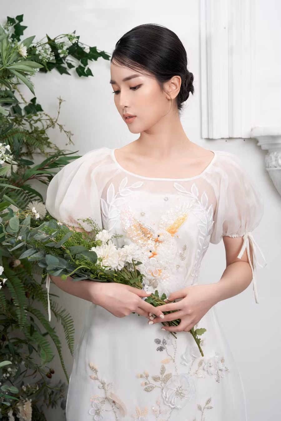 Sự thanh lịch ẩn mình trong những thiết kế màu trắng thời thượng, mang tới làn gió của sự kiêu kỳ và nét cá tính độc đáo riêng. 