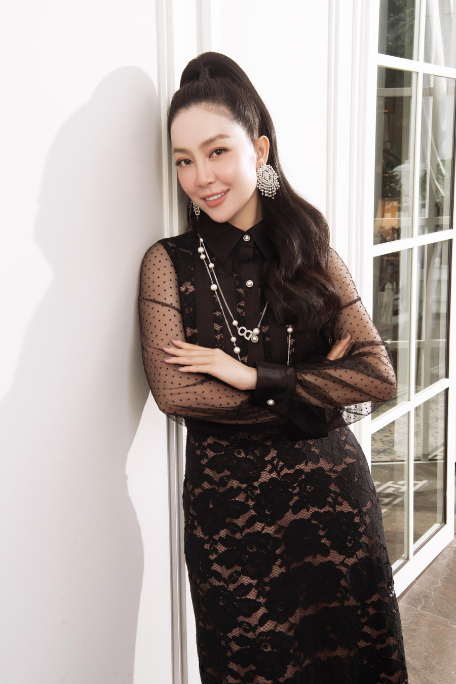 Áo ren đen xuyên thấu được nghệ sĩ Linh Nga phối cùng chân váy kết hợp nhiều mảng chất liệu cầu kỳ, độc đáo. Áo ren đen xuyên thấu được nghệ sĩ Linh Nga phối cùng chân váy kết hợp nhiều mảng chất liệu cầu kỳ, độc đáo.