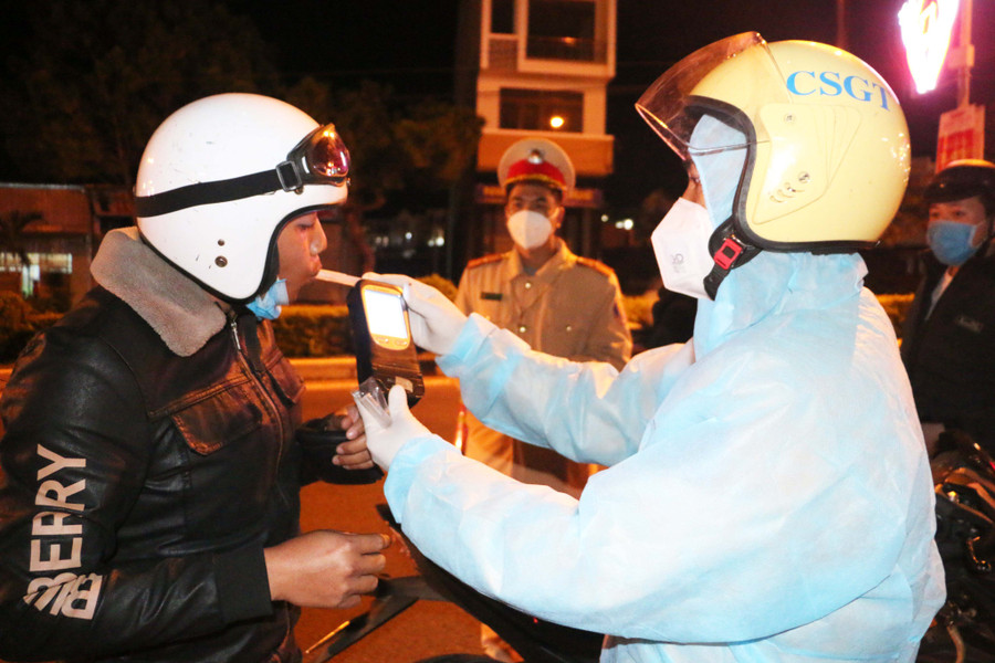 Công an TP. Pleiku kiểm tra nồng độ cồn của người điều khiển phương tiện tham gia giao thông trên đường Nguyễn Tất Thành. Ảnh: Lê Anh