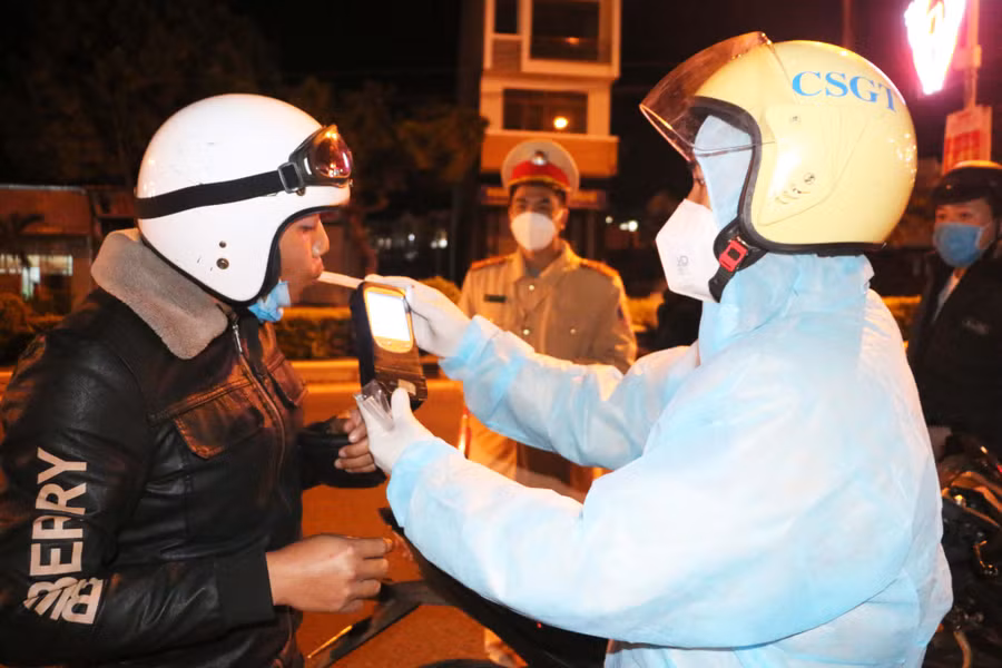 Công an TP. Pleiku kiểm tra nồng độ cồn của người điều khiển phương tiện tham gia giao thông trên đường Nguyễn Tất Thành. Ảnh: Lê Anh