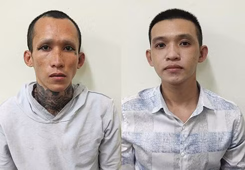 Phong (bên trái) và Tân tại cơ quan công an. Ảnh: Công an cung cấp