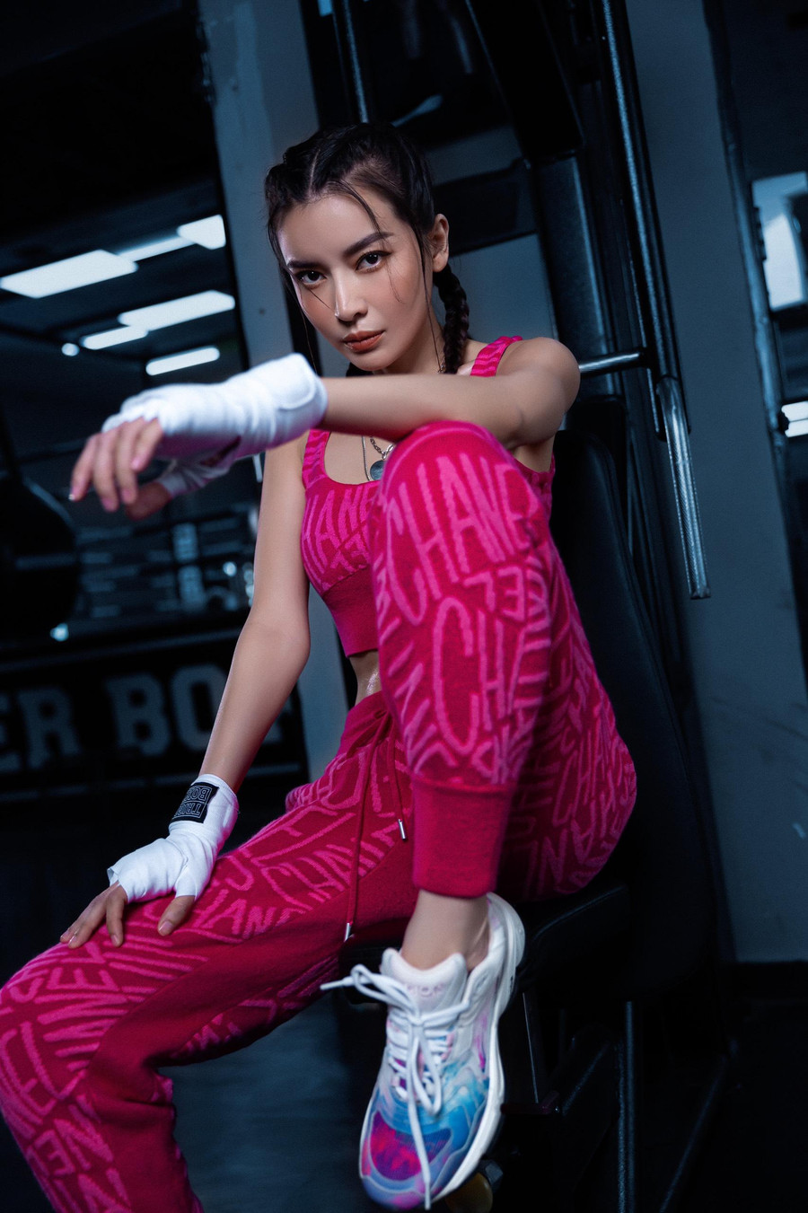 Dù vậy, cô từng tâm sự rằng để bước lên võ đài chiến đấu là cả quá trình đấu tranh với bản thân. Bởi lẽ, Cao Thái Hà từng sợ va chạm, chưa mạnh dạn thử thách cái mới. Tuy nhiên, sau trận đấu, nữ diễn viên đã chiến thắng chính mình và vượt qua nỗi sợ hãi. Ảnh: NVCC