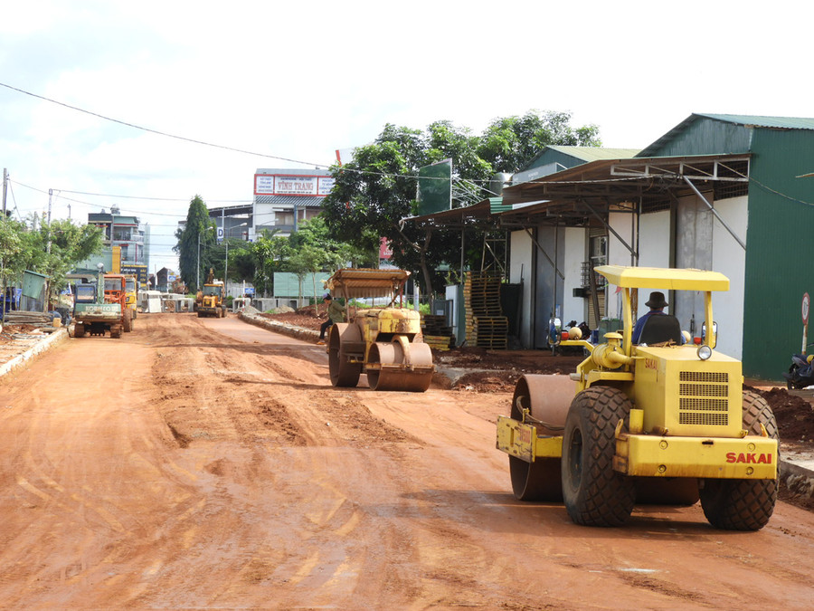Thi công đường giao thông tại thị trấn Chư Ty (huyện Đức Cơ). Ảnh: Thanh Nhật Thi công đường giao thông tại thị trấn Chư Ty huyện Đức Cơ. Ảnh: Thanh Nhật