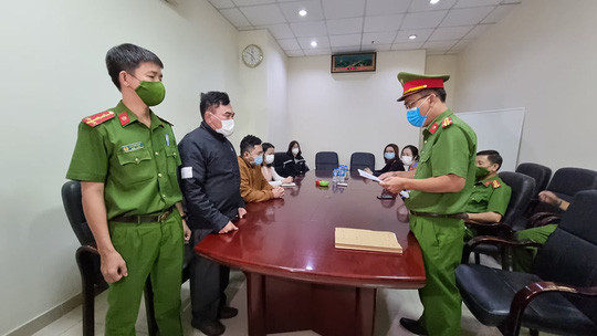 Cơ quan CSĐT Công an TP Đà Nẵng tống đạt quyết định khởi tố bị can và bắt tạm giam đối với Nguyễn Quang Trung vào chiều 7-12. Cơ quan CSĐT Công an TP Đà Nẵng tống đạt quyết định khởi tố bị can và bắt tạm giam đối với Nguyễn Quang Trung vào chiều 7-12