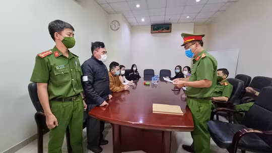 Cơ quan CSĐT Công an TP Đà Nẵng tống đạt quyết định khởi tố bị can và bắt tạm giam đối với Nguyễn Quang Trung vào chiều 7-12