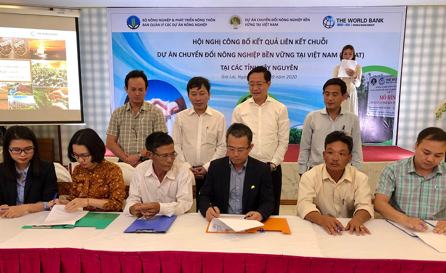 Các doanh nghiệp và hợp tác xã ký kết liên kết tiêu thụ sản phẩm cà phê niên vụ 2020-2021 (ảnh chụp trước tháng 4-2021). Ảnh: Lê Nam Các doanh nghiệp và hợp tác xã ký kết liên kết tiêu thụ sản phẩm cà phê niên vụ 2020-2021 (ảnh chụp trước tháng 4-2021). Ảnh: Lê Nam