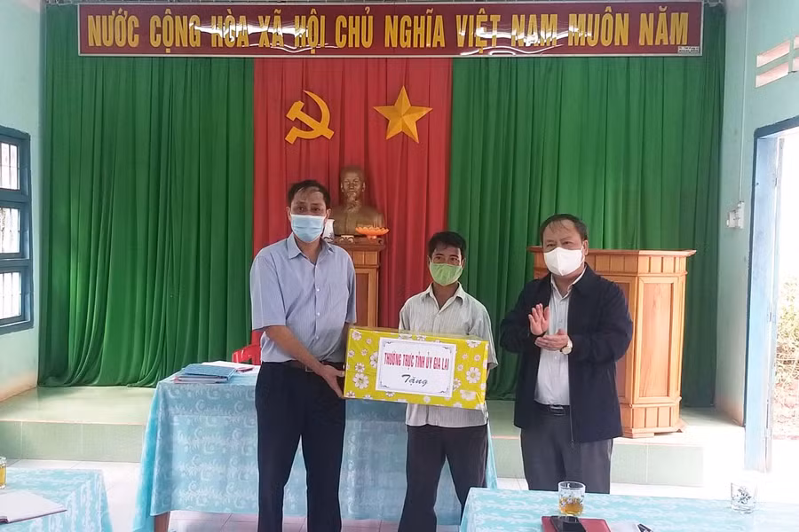 Phó Bí thư Thường trực Tỉnh ủy tặng quà của Thường trực Tỉnh ủy cho chi bộ làng Mook Trang (xã Ia Dom, huyện Đức Cơ). Ảnh: Anh Huy