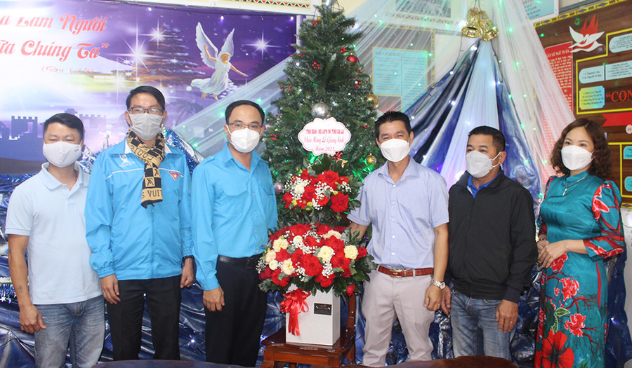  Tỉnh Đoàn, Hội LHTN Việt Nam tỉnh tặng hoa chúc mừng Giáo xứ Thánh Tâm (TP. Pleiku). Ảnh: Phan Lài