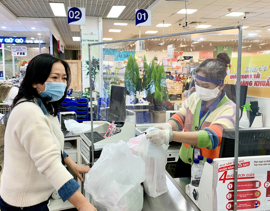 Người dân thực hiện nghiêm các quy định phòng-chống dịch khi mua sắm tại Siêu thị Co.op Mart Pleiku. Ảnh: Như Nguyện Người dân thực hiện nghiêm các quy định phòng-chống dịch khi mua sắm tại Siêu thị Co.op Mart Pleiku. Ảnh: Như Nguyện