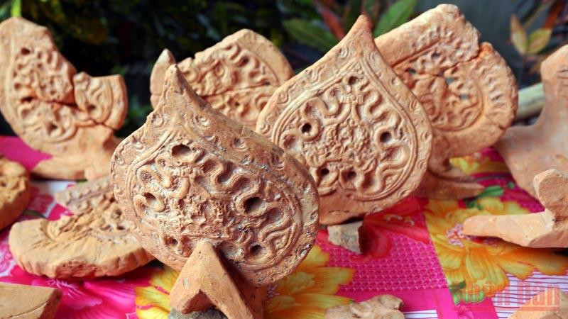 Một số di vật khảo cổ khai quật được tại Hành cung Lỗ Giang. (Ảnh: NGÔ VƯƠNG ANH)