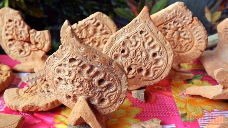 Một số di vật khảo cổ khai quật được tại Hành cung Lỗ Giang. (Ảnh: NGÔ VƯƠNG ANH)