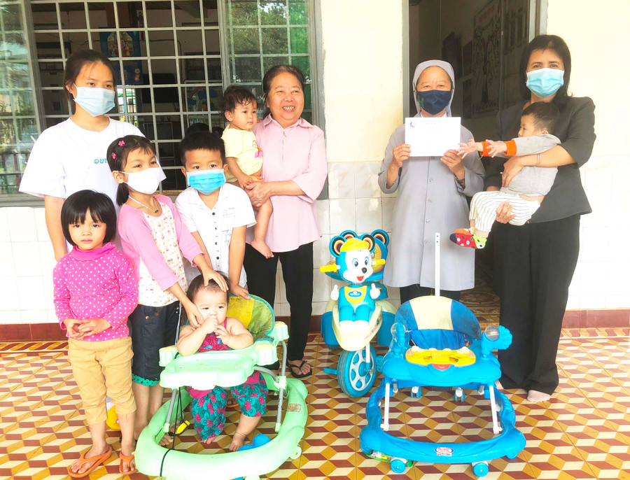 Bà Rcom Sa Duyên (bìa phải)-Giám đốc Sở Lao động-Thương binh và Xã hội, Phó Trưởng ban Thường trực Ban Vì sự tiến bộ phụ nữ tỉnh tặng quà trẻ em mồ côi tại Cô nhi Sao Mai (TP. Pleiku). Ảnh: Đinh Yến