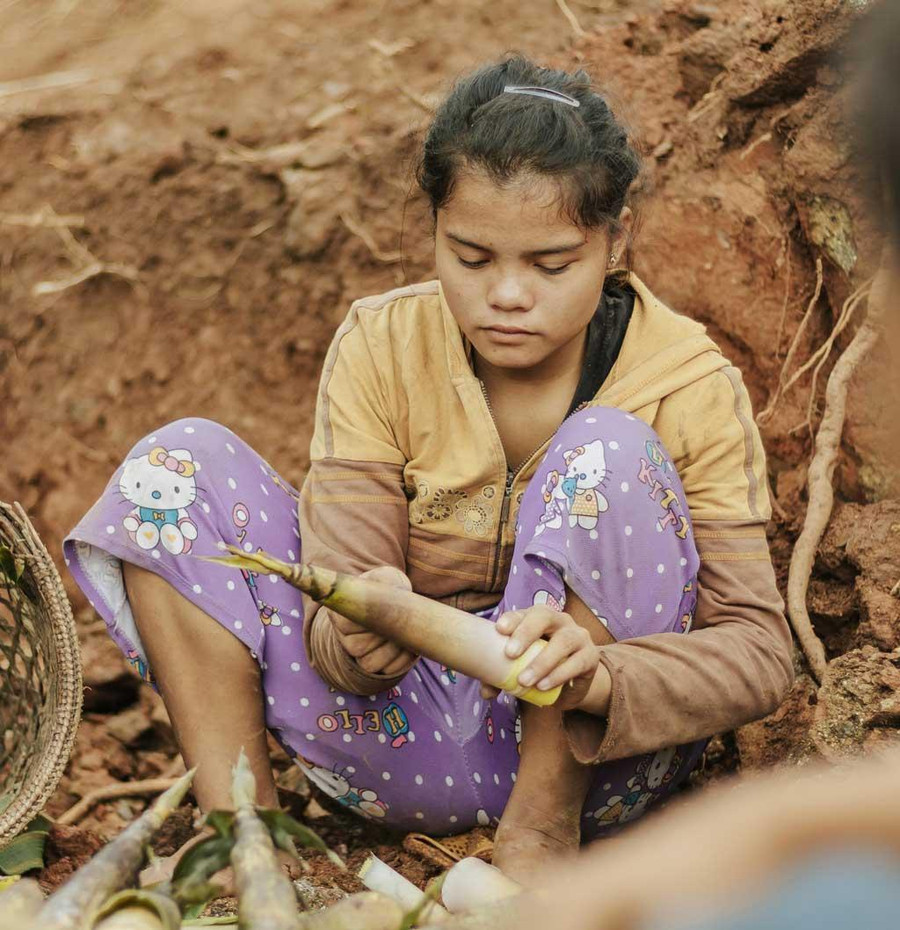 Trước khi bán măng, phải bóc vỏ. Ảnh: Bá Cường