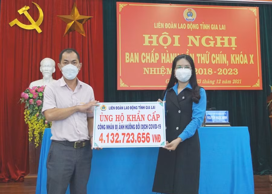 Liên đoàn Lao động trao biểu Ủng hộ khẩn cấp cho Quỹ Xã hội từ thiện Tấm Lòng Vàng. Ảnh: Đinh Yến