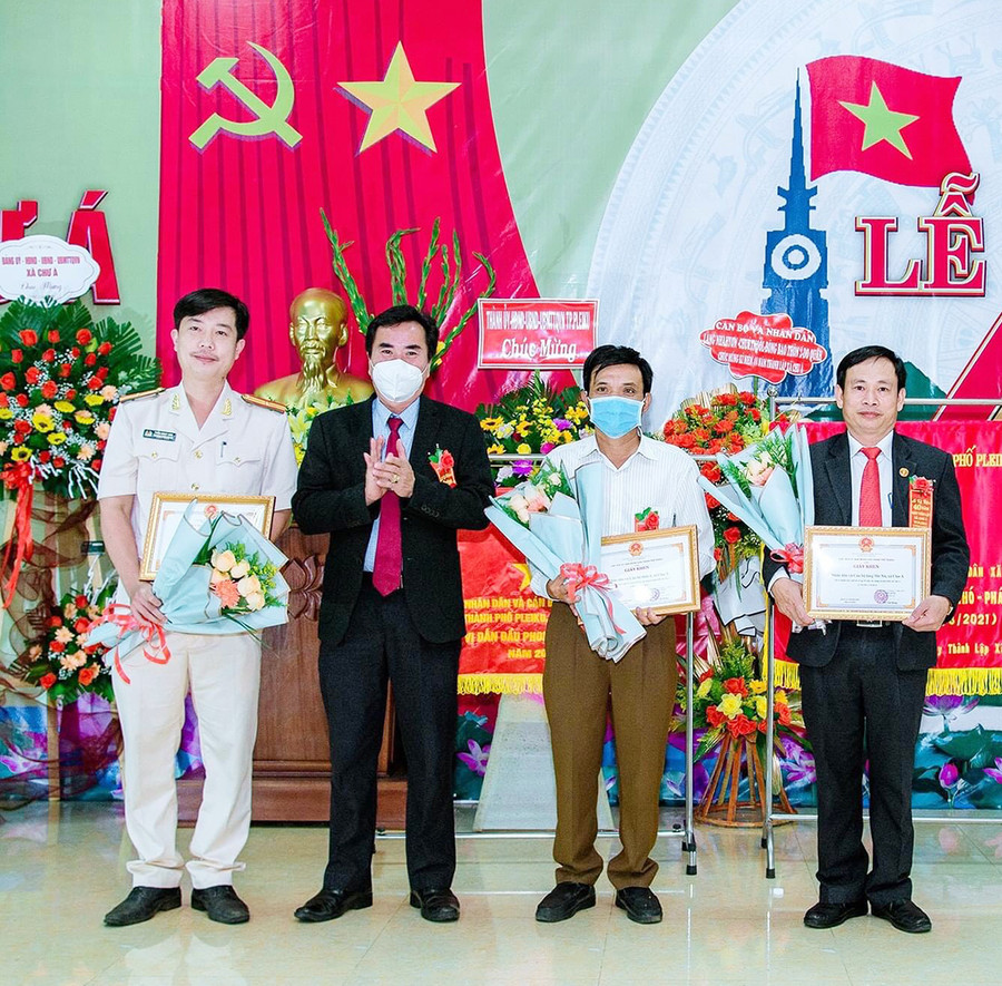 Các cá nhân của xã Chư Á được Chủ tịch UBND TP. Pleiku tặng giấy khen vì có thành tích xuất sắc trong các phong trào thi đua yêu nước. Ảnh: Thanh Nhật