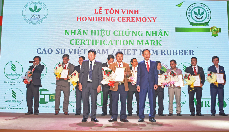 Lãnh đạo Công ty Cao su Chư Păh nhận Nhãn hiệu chứng nhận “Cao su Việt Nam”. Ảnh: Vĩnh Hoàng Lãnh đạo Công ty Cao su Chư Păh nhận Nhãn hiệu chứng nhận “Cao su Việt Nam”. Ảnh: Vĩnh Hoàng