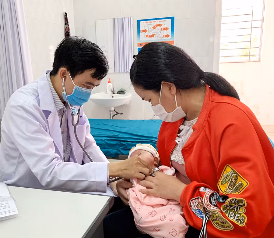Bác sĩ thăm khám cho bệnh nhi tại bênh viện Nhi Gia Lai. Ảnh: Như Ý