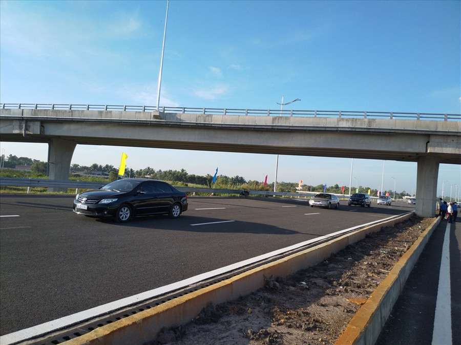 Các cầu vượt, đường dân sinh đã hoàn thành. Ảnh: K.Q