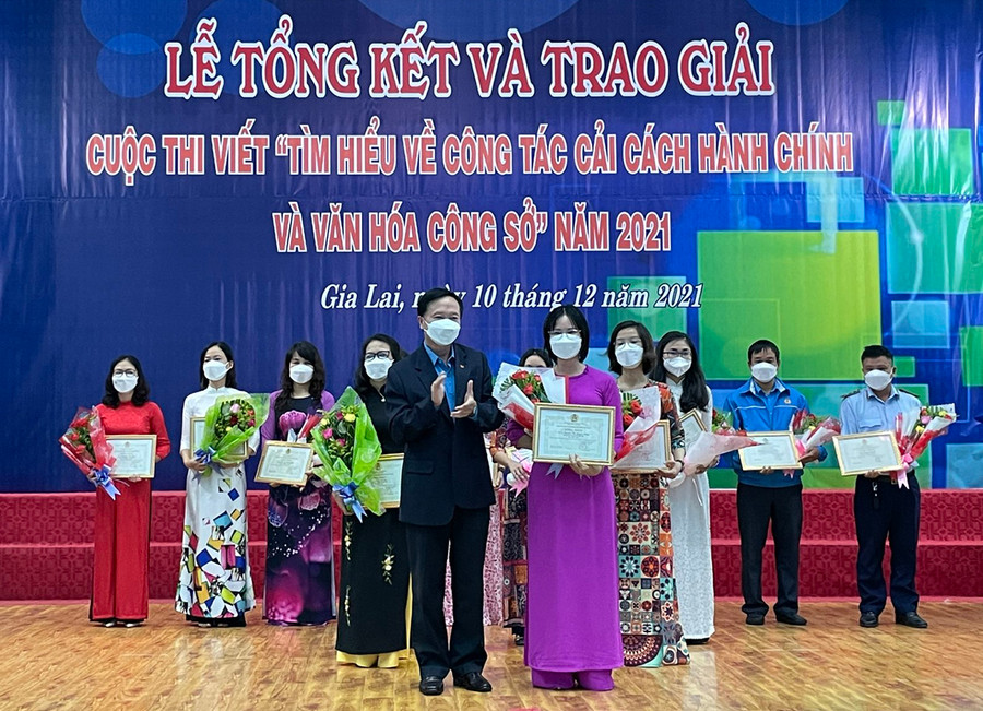 Ban tổ chức trao giải cho các cá nhân xuất sắc tại cuộc thi. Ảnh: Phương Duyên  Ban tổ chức trao giải cho các cá nhân xuất sắc tại cuộc thi. Ảnh: Phương Duyên