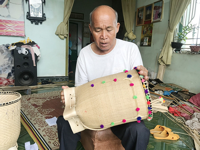 Già Ya Hiêng mang sứ mệnh lưu giữ và truyền dạy nghề đan gùi cho đồng bào Chu Ru ở bản Pré.